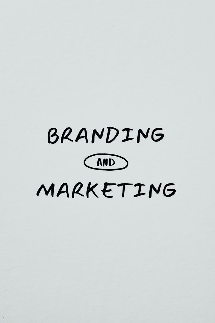 Image textuelle minimaliste centrée sur les concepts de branding et de marketing.